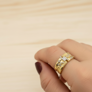 Ortası Zirkon Kare Taş ve Çevresi Taşlı Yüzük